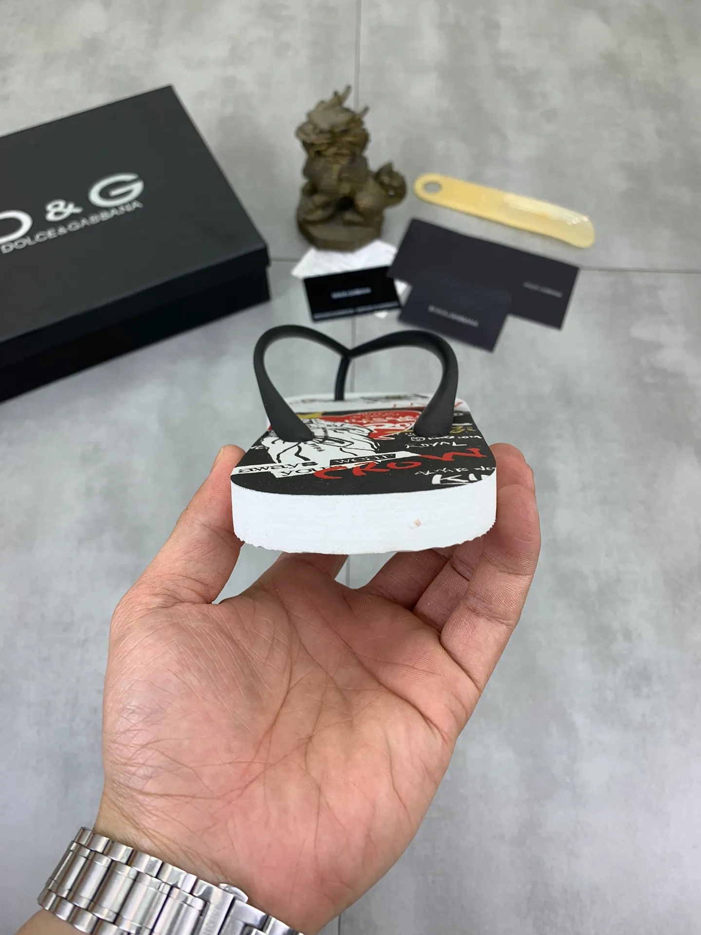 Men's Men's Shoes💰P220💰[New Style]🆘[DG]Official Website Couple🧑‍🤝‍🧑Hot-selling Dolce & Gabbana Men's Flip-Flops are on sale at the counter simultaneously! Original fabric imported from Italy. Original bottom provided by the original factory. Size: Adult 36-45. Children’s size: 30-37. Multiple colors available.